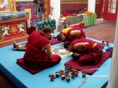Тува. Кызыл. Монахи за изготовлением мандолы. Этнический туризм