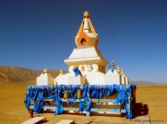 Буддийская ступа на бескрайних просторах Монголии