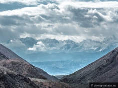 Киргизия. Спуск в Алайскую долину и вид на Заалайский хребет.