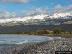 Вода озера Иссык-Куль и снежные вершины Тянь-Шаня